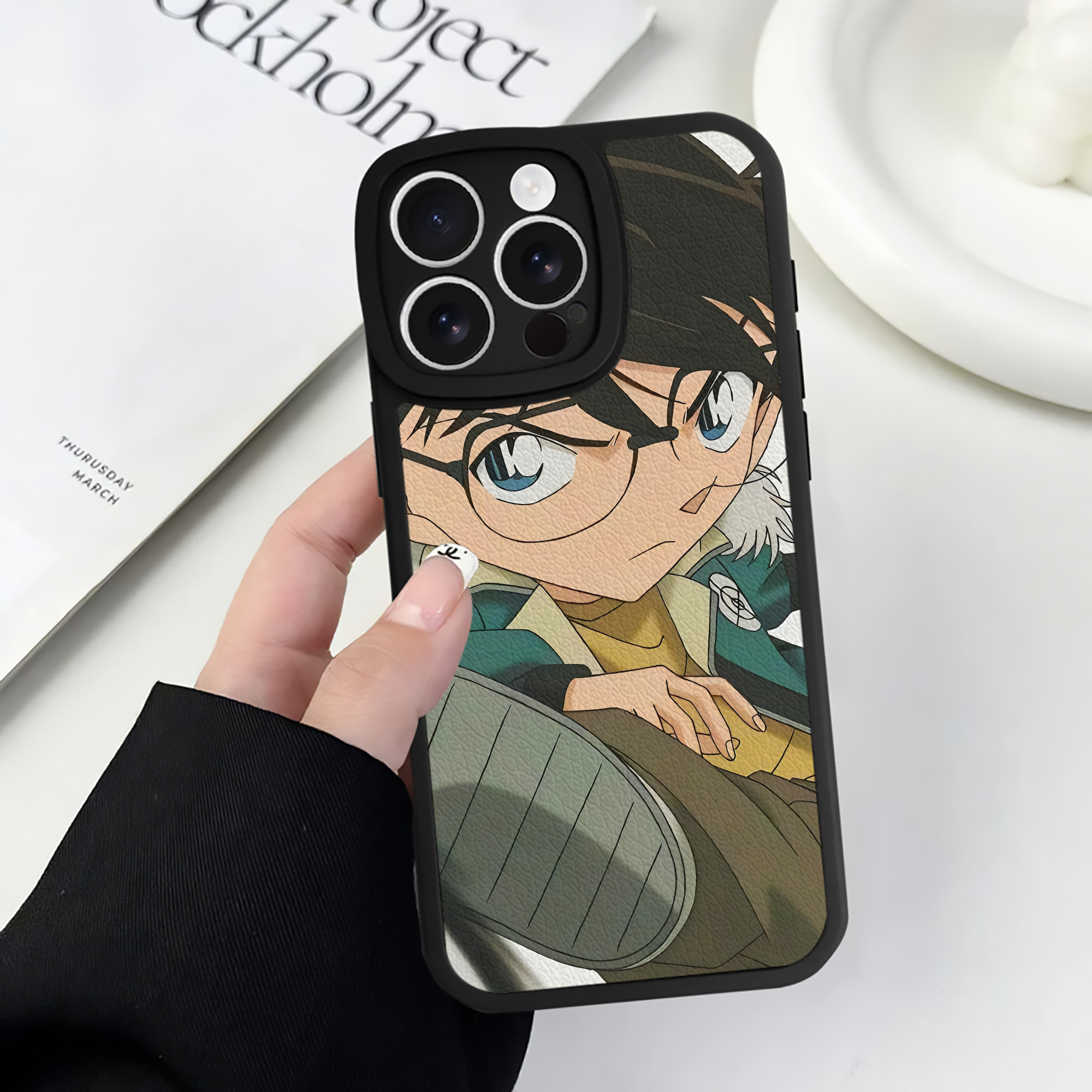 （画像用） 名探偵コナン Detective Conan 【iPhone 16シリーズ対応】シリコンスマホケース（レザー調） 材質：シリコン